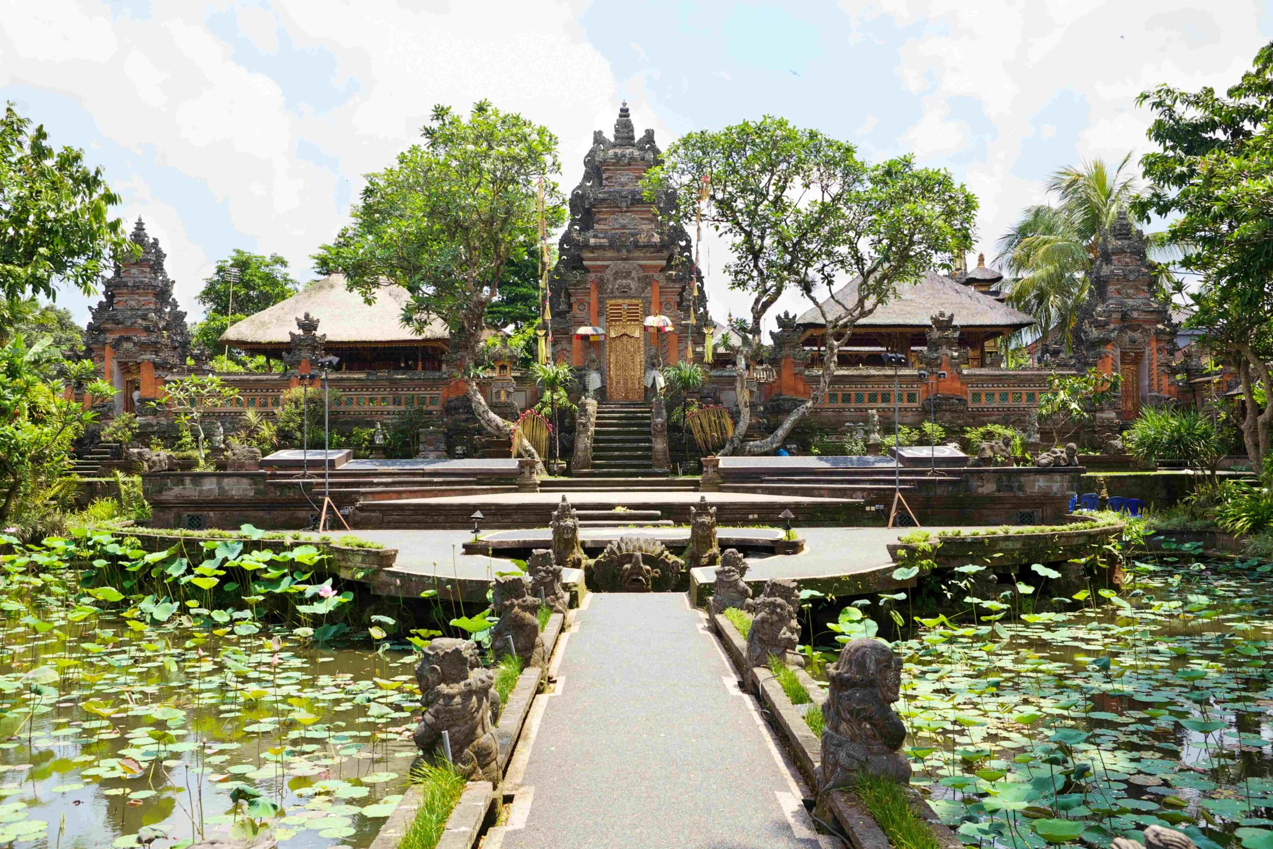Tatanan halaman dan bale arsitektur tradisional Bali dalam pencahayaan alami